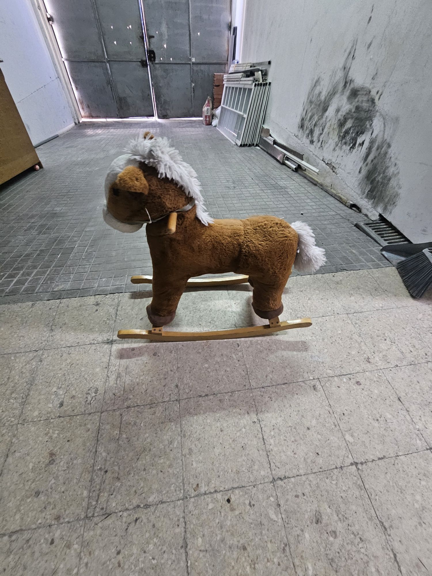 Cavalinho com baloiço para criança