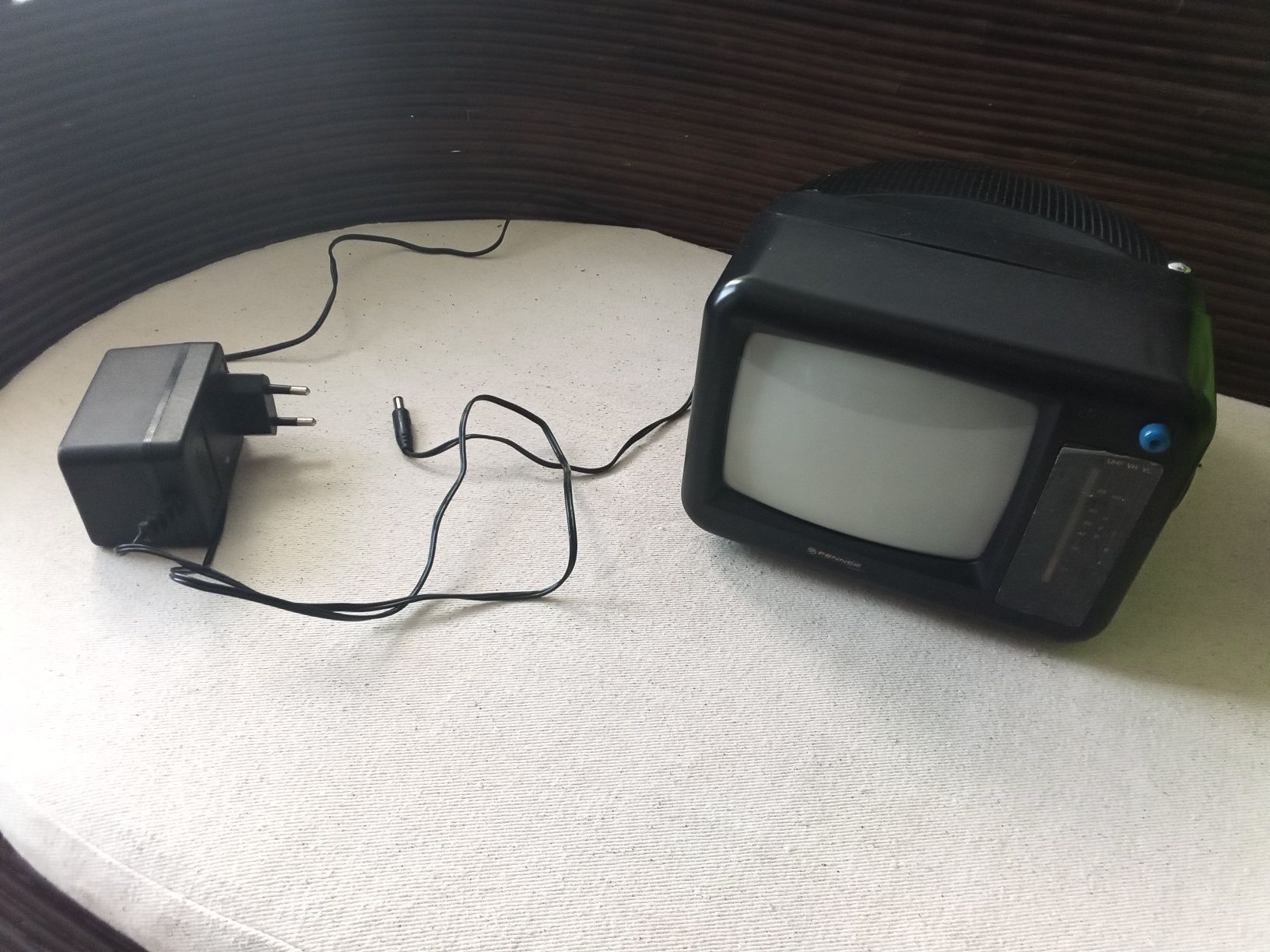 Mini tv antiga na caixa