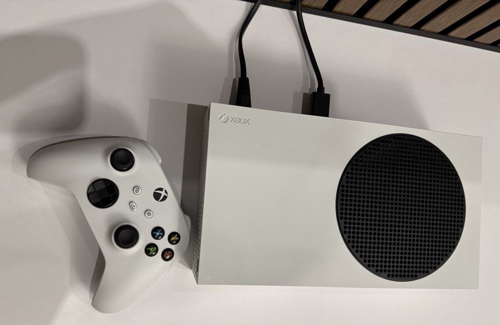 Продам Xbox Series S з памʼяттю 512 Гб в ідеальному стані!!!