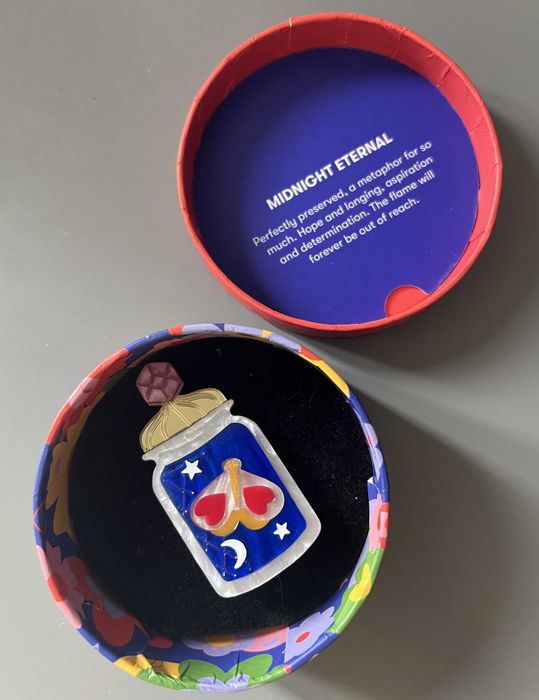 Broszka australijskiej marki Erstwilder Midnight Eternal