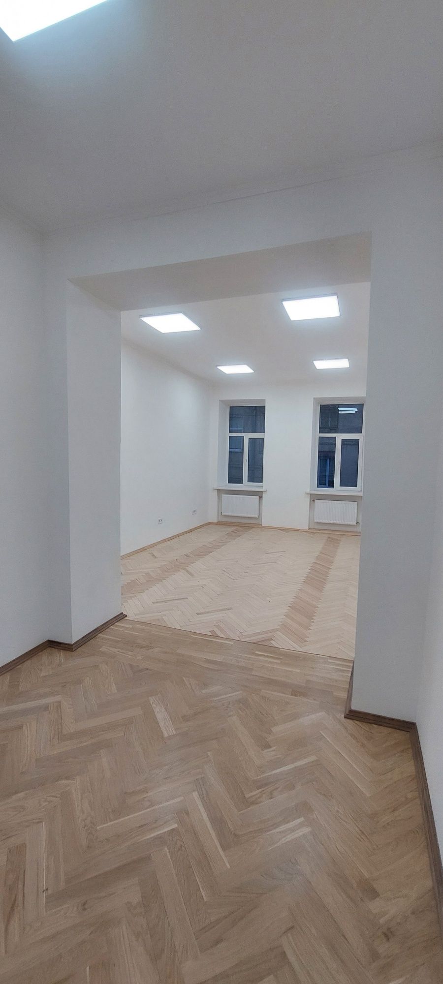 Нежитлова будівля в оренду в центрі Львова на 14 кабінетів, 488,7 м2.