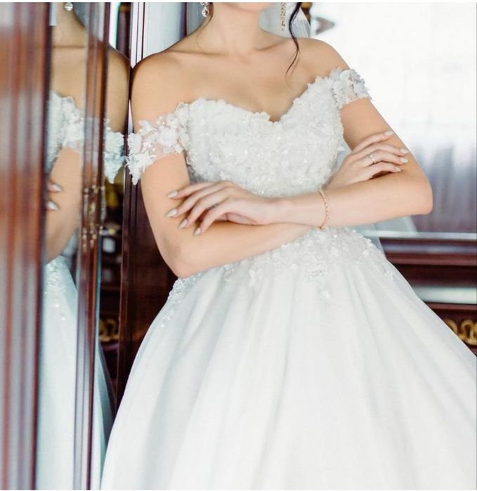 Сукня весільна з відкритими плечима, весільне плаття