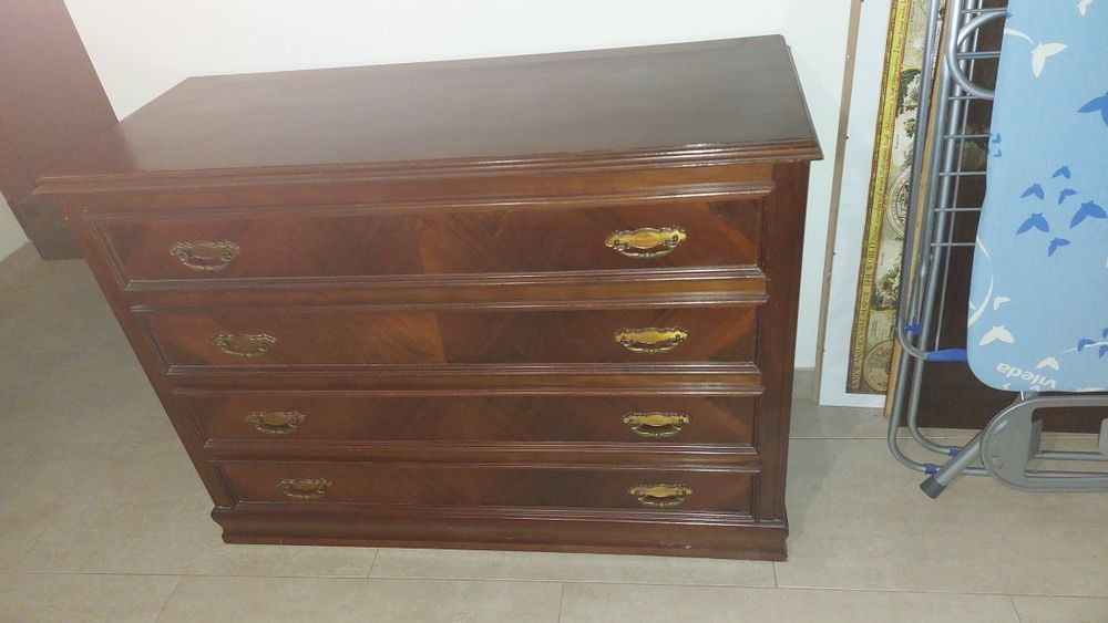 Cómoda em madeira. Em muito bom estado.