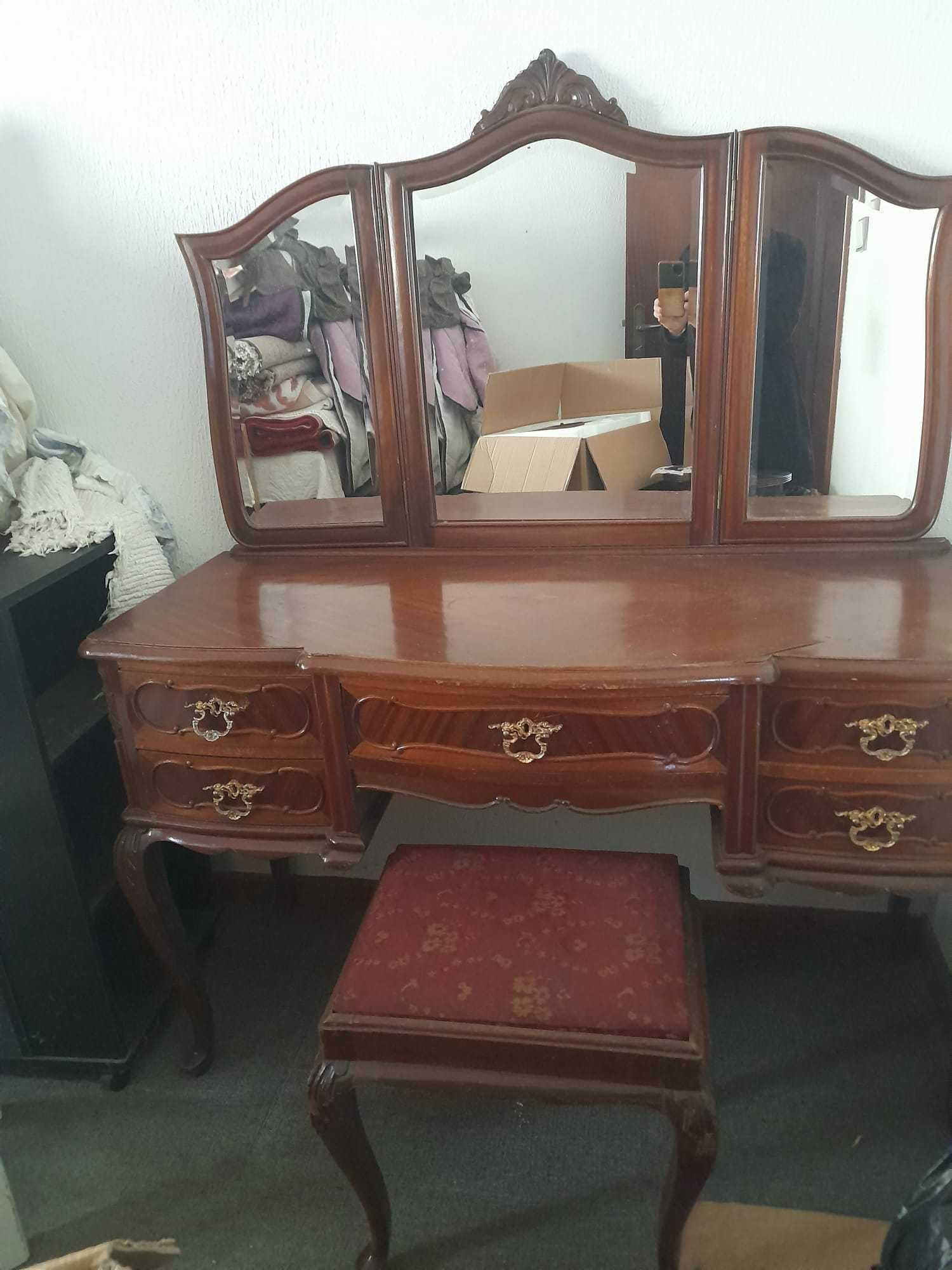 Mobilia de quarto de casal usada, modelo Queen Anne