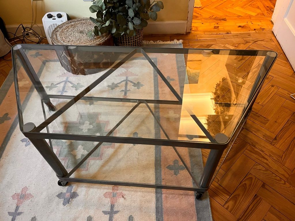 Mesa de TV com tampo em vidro
