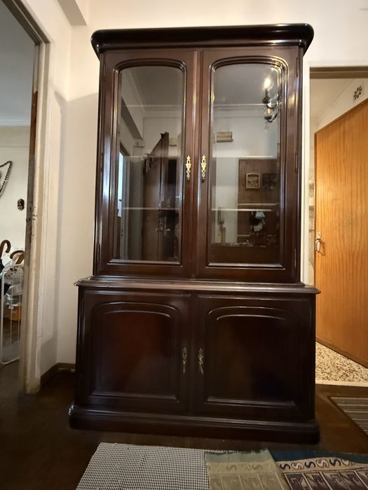 Cristaleira em mogno