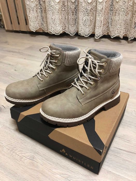 Продаю жіночі зимові черевики бежевого кольору, розмір 39.