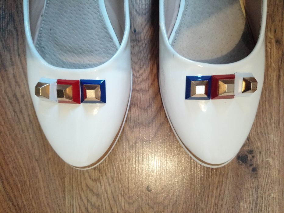 Lakierowane baleriny, białe/ecru, rozmiar 39 (25cm), stan bardzo dobry