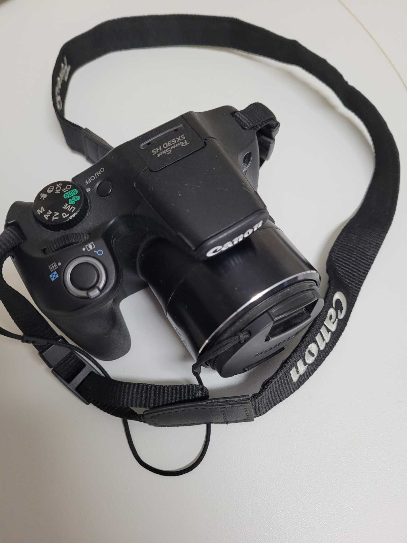 Máquina fotográfica Canon SX530HS com o respectivo carregador e caixa