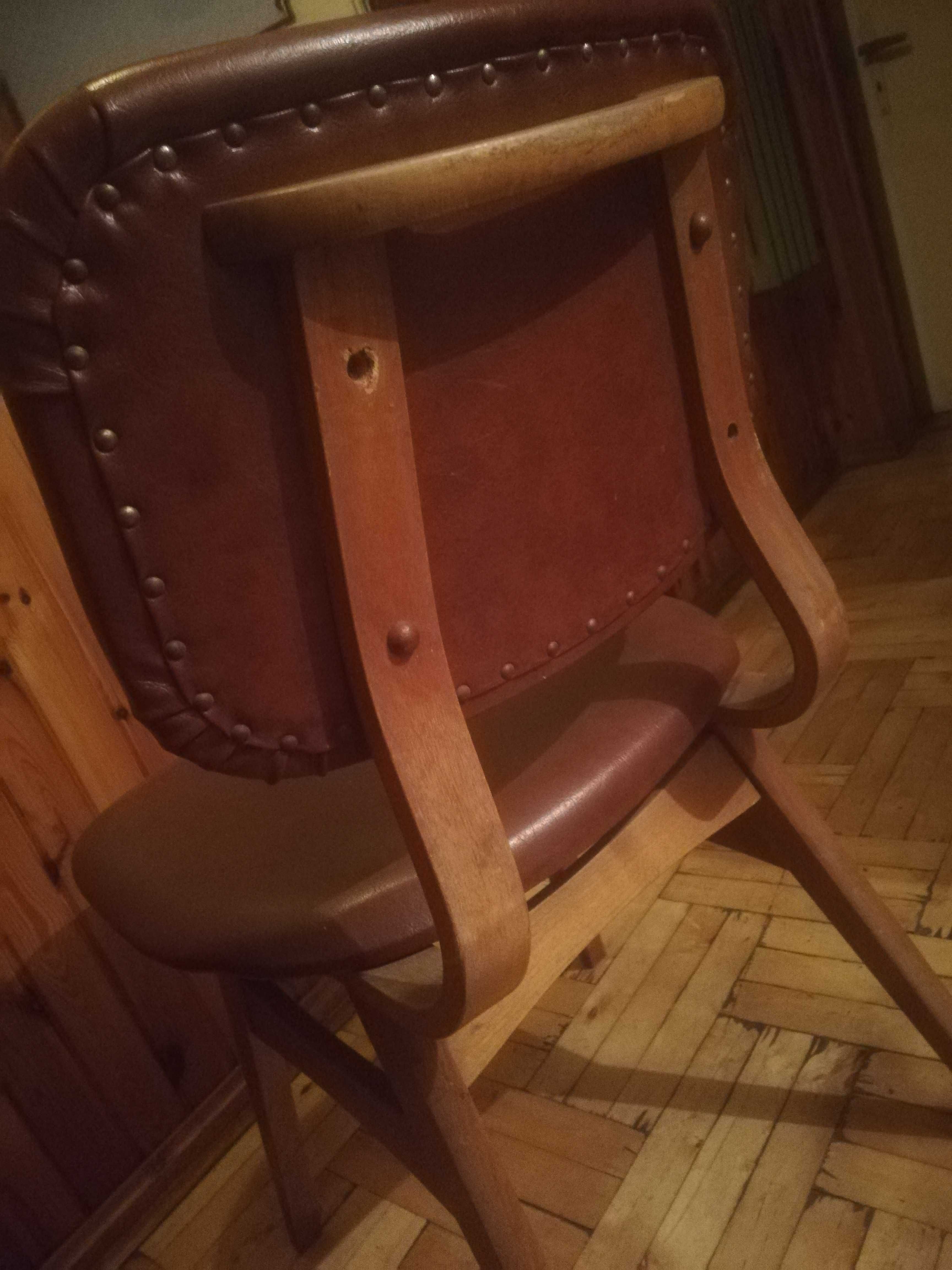Krzesła Holenderskie ze skórzanymi obiciami.