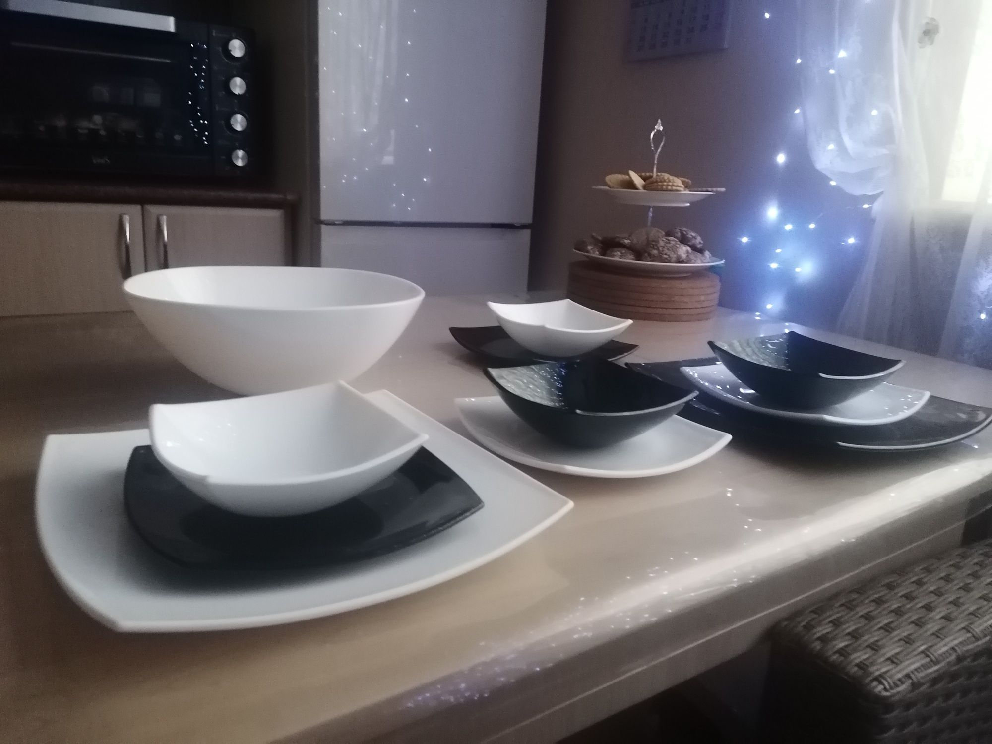 Красивий посуд, чашки, тарілочки квітки, набір для суші тощо.