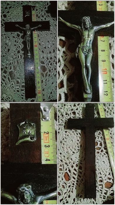 Crucifixo em madeira e em relevo