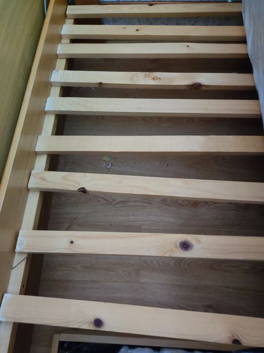 Два дерев'яні  ліжка