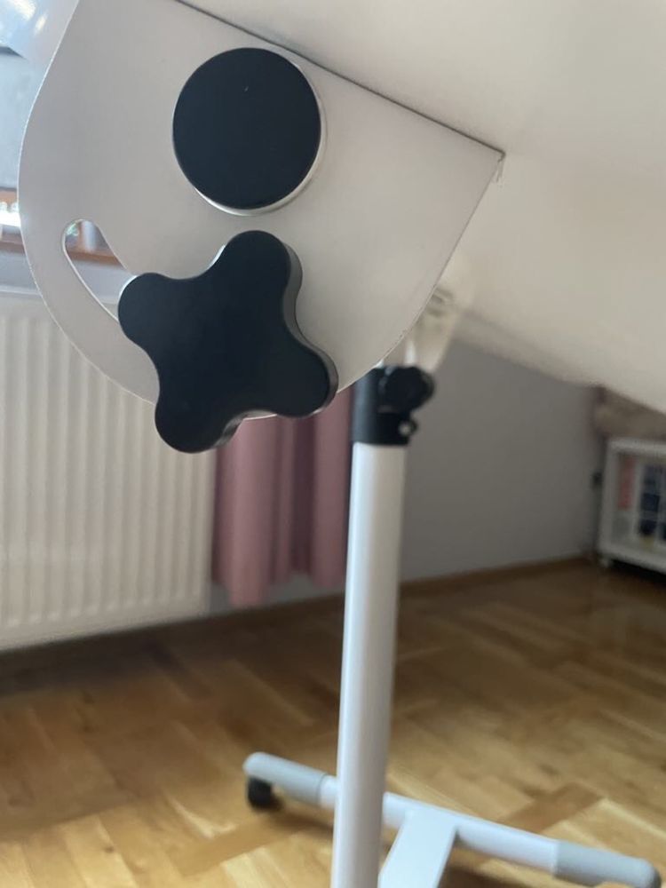 Stojak na monitor na nodze