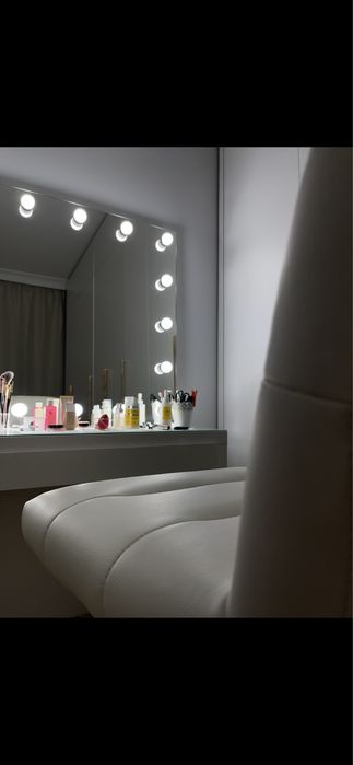 Stanowisko makijazowe  - biurko Malm Ikea lustro z oswietleniem