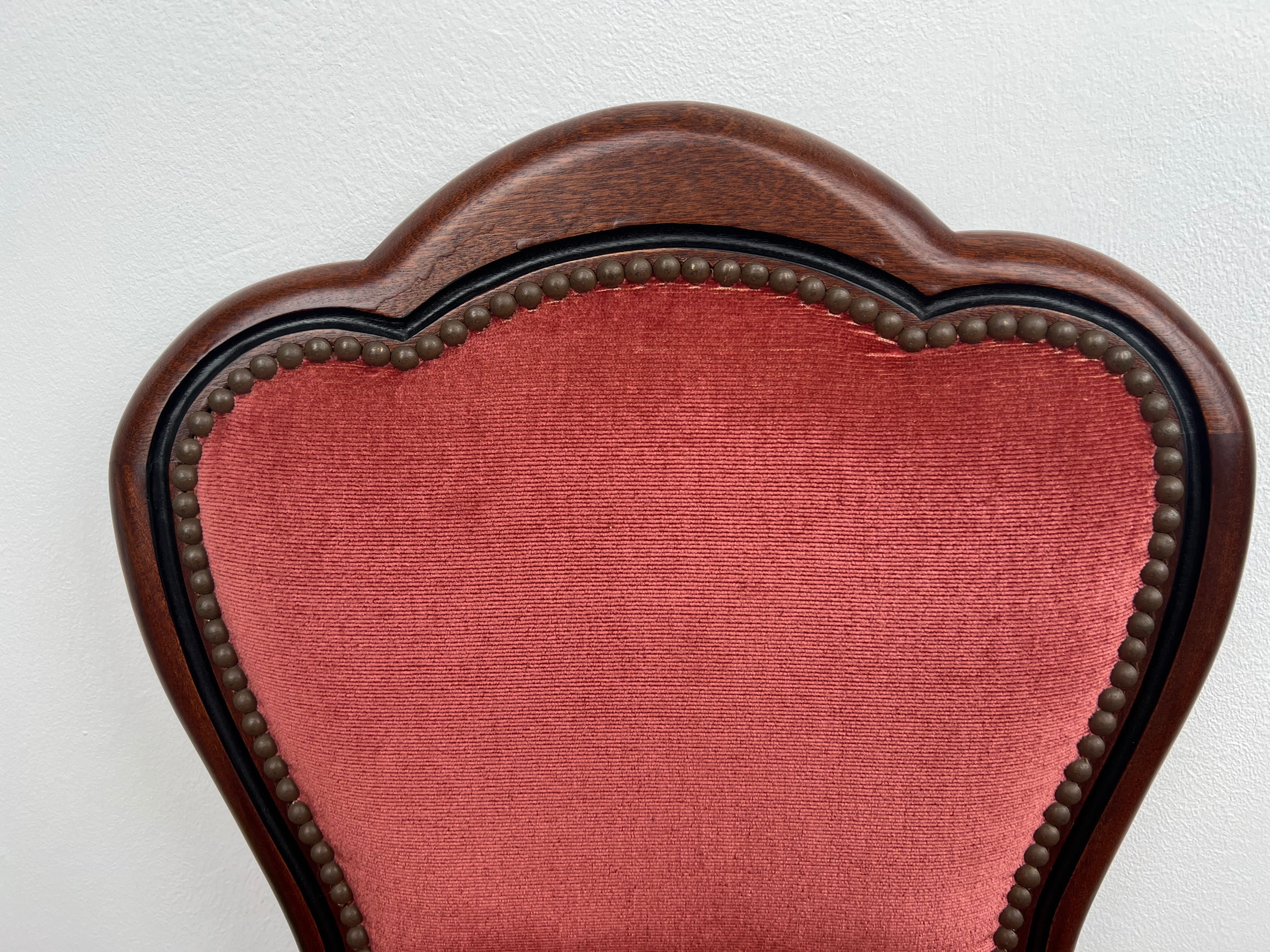 Cadeira vintage confortável de madeira