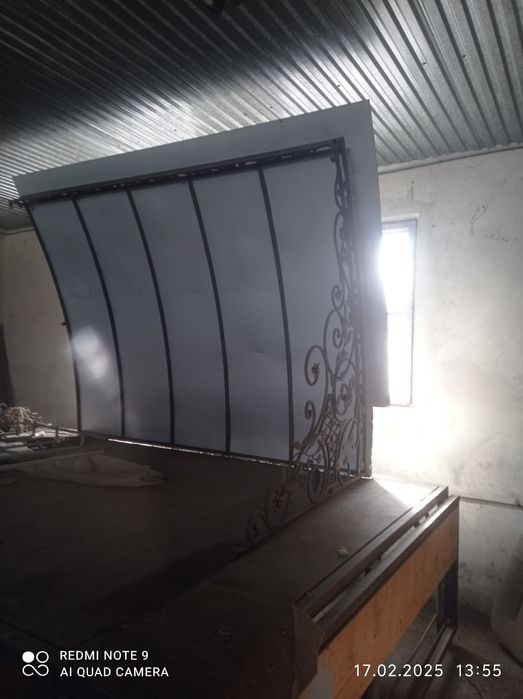 Продам  двері , в хорошому стані. козирок із стойкою..