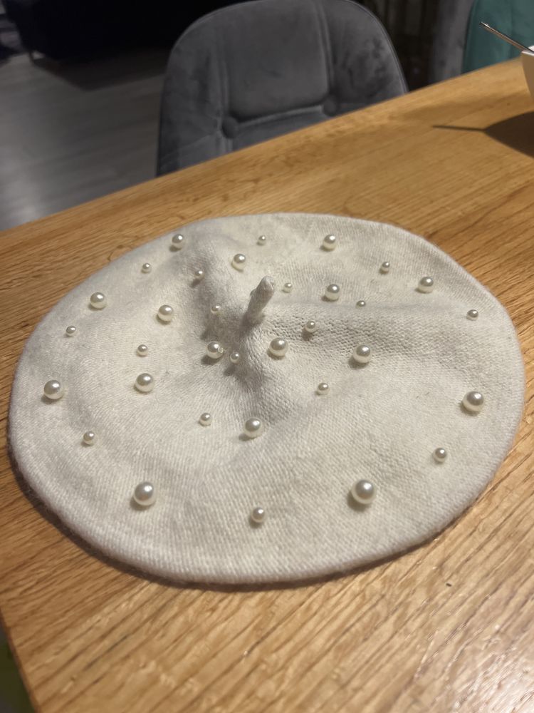 Elegancki beret ecru perly perelki cudny