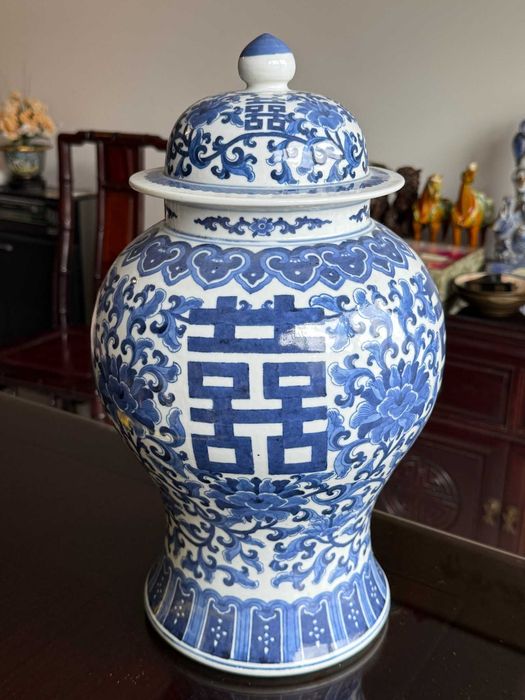 Vaso ginger jar em porcelana azul e branca com tampa