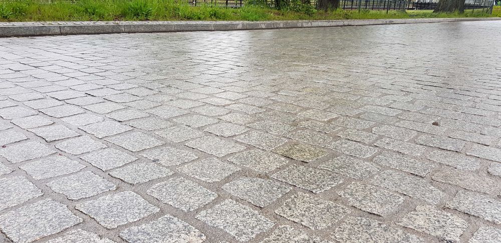 Kamień polny kostka granitowa cięta starobruk brukowiec bruk bazalt