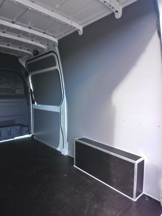 Mercedes Sprinter L2H2-Zabudowa przestrzeni ładunkowej busa