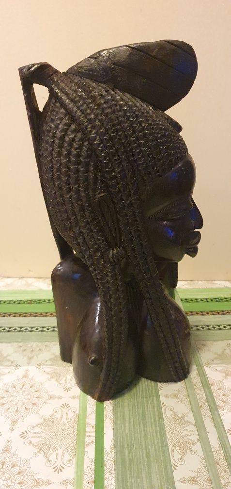 Figura kobiety z hebanu