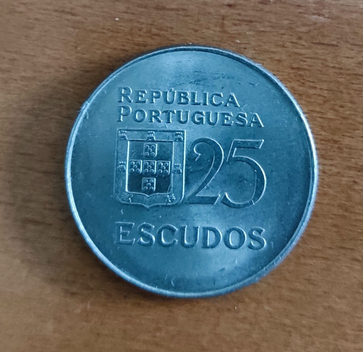 Moedas 25 escudos 1977 e 1978