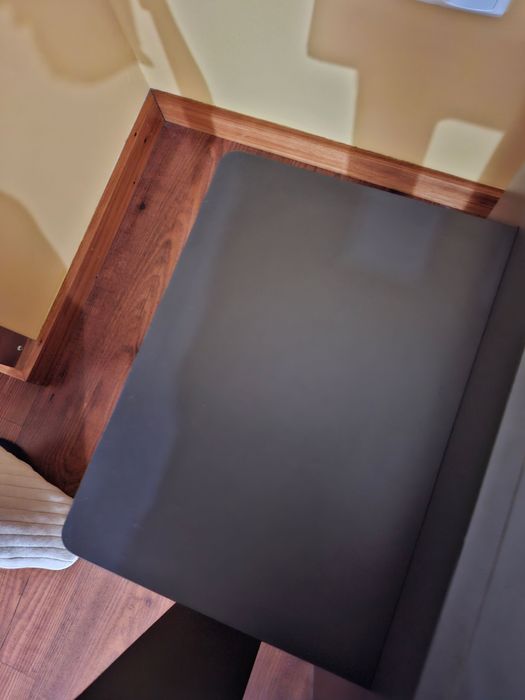 Móvel para TV com portas de vidro