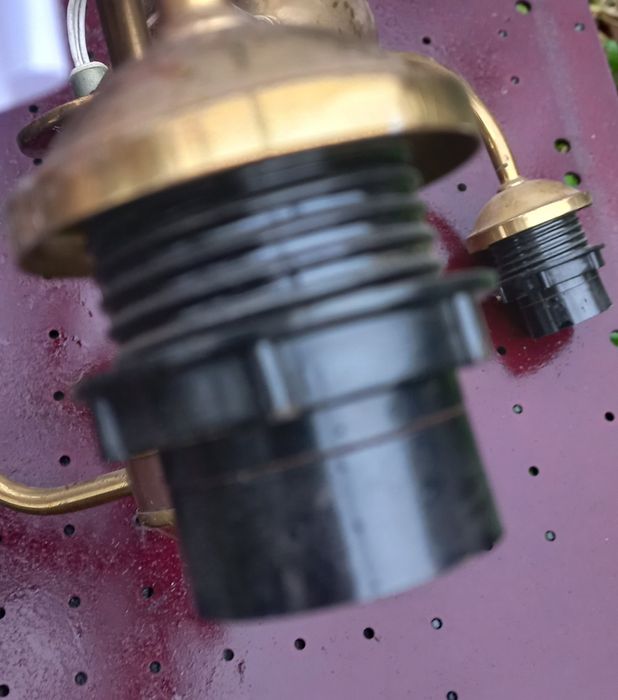 Продам люстру на 3 плафони