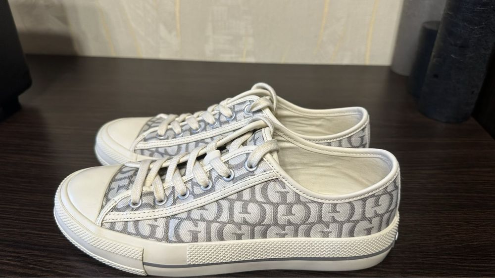 Продам кеды Guess