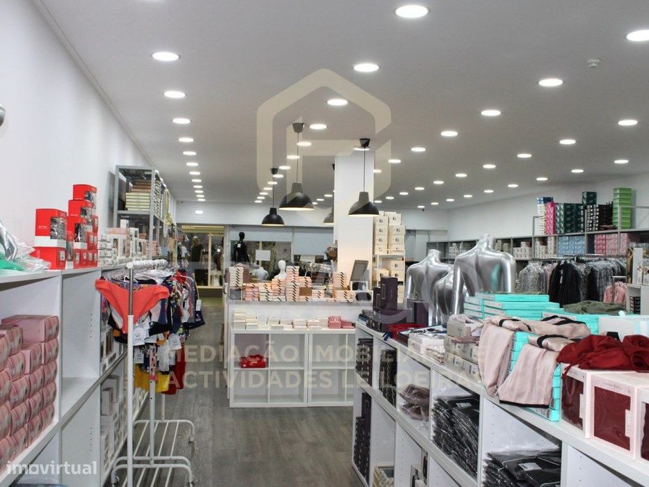Loja única à venda no Hiper - ampla, elegante e com duas frentes