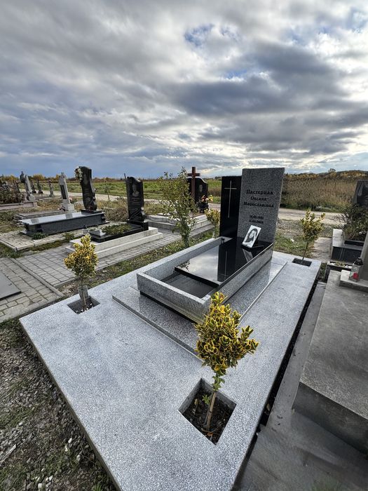 Памʼятник гранітний в наявності підвіконники плитка каміни мармур