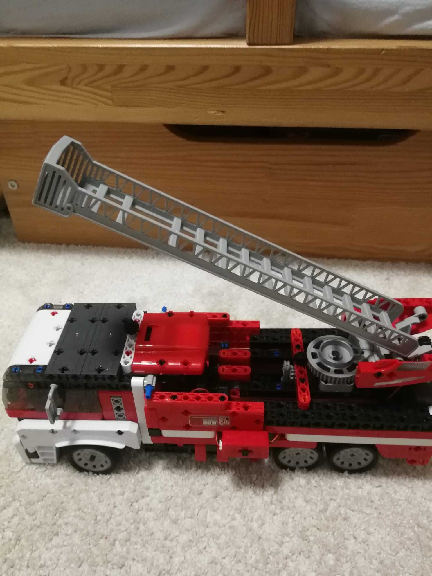 Samochód strażacki Clementoni - B. dobry stan, komplet. Jak Lego.