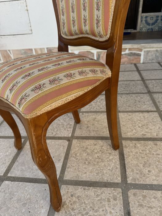 cadeira em madeira forrada em tecido