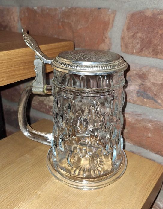 Szklany kufel do piwa z pokrywą