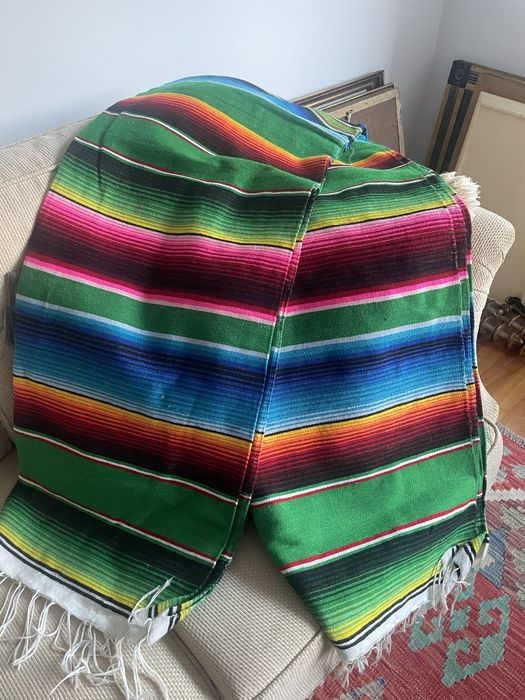 Chapéu e manta vindos do México, excelente para decoração de espqço.
