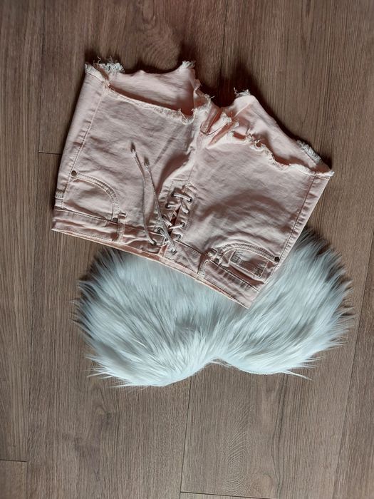 Jasnoróżowe spodenki z poszarpanymi nogawkami, 98% bawełna