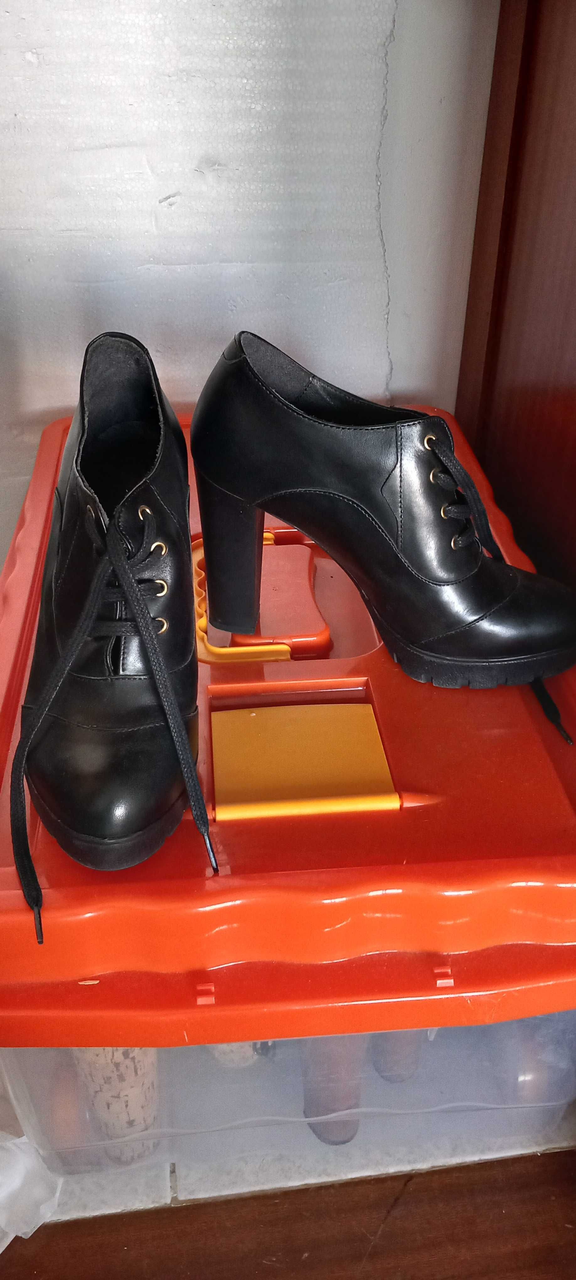 Botas e sandalias  salto alto