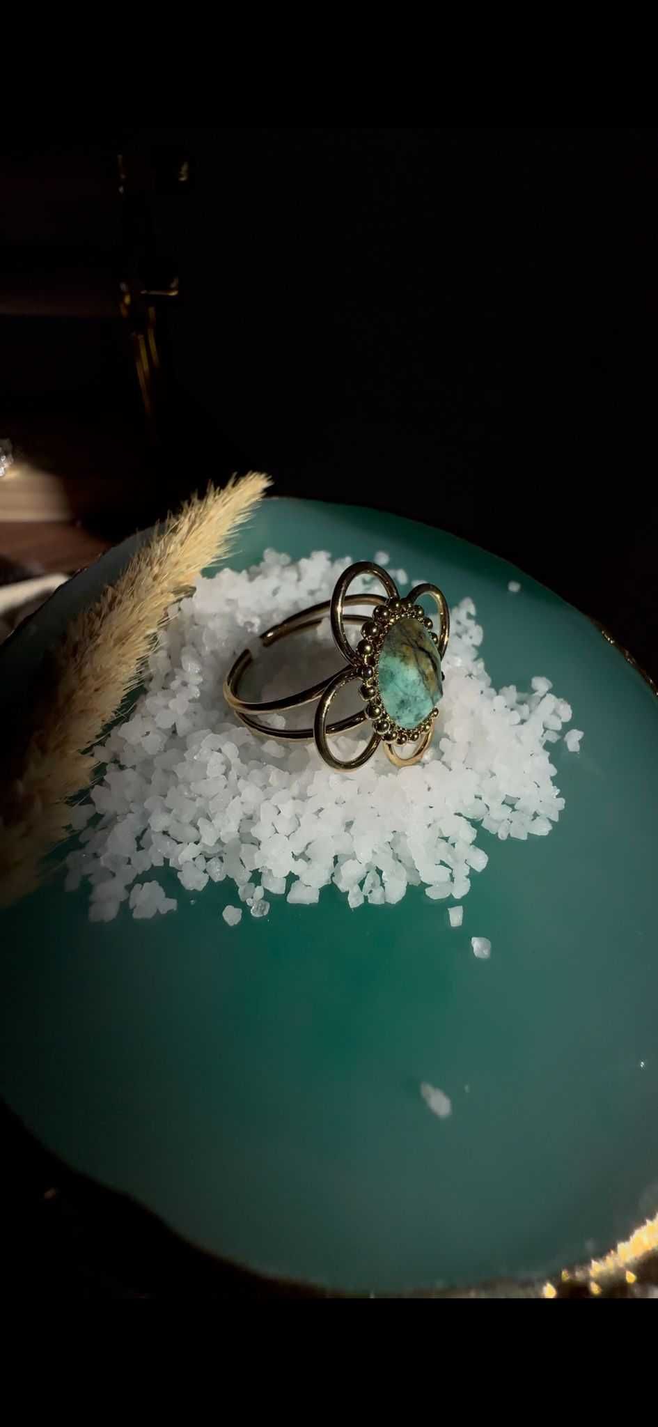 Flor de Encanto – Anel Dourado com Pedra Natural