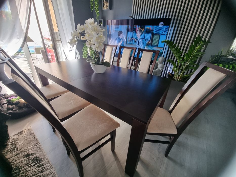 Drewniany stół rozkładany z 8 krzesłami