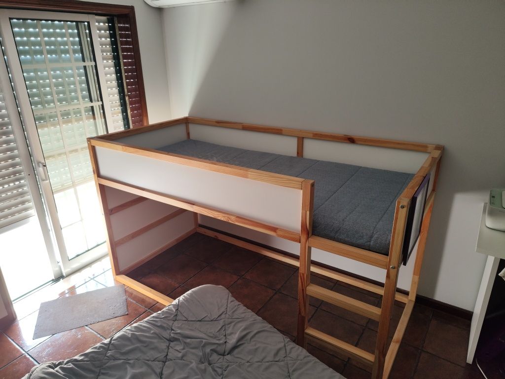 Cama de criança ( inclui colchão)