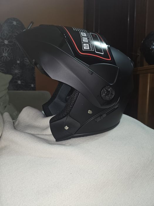 Capacete preto baso abertura frontal