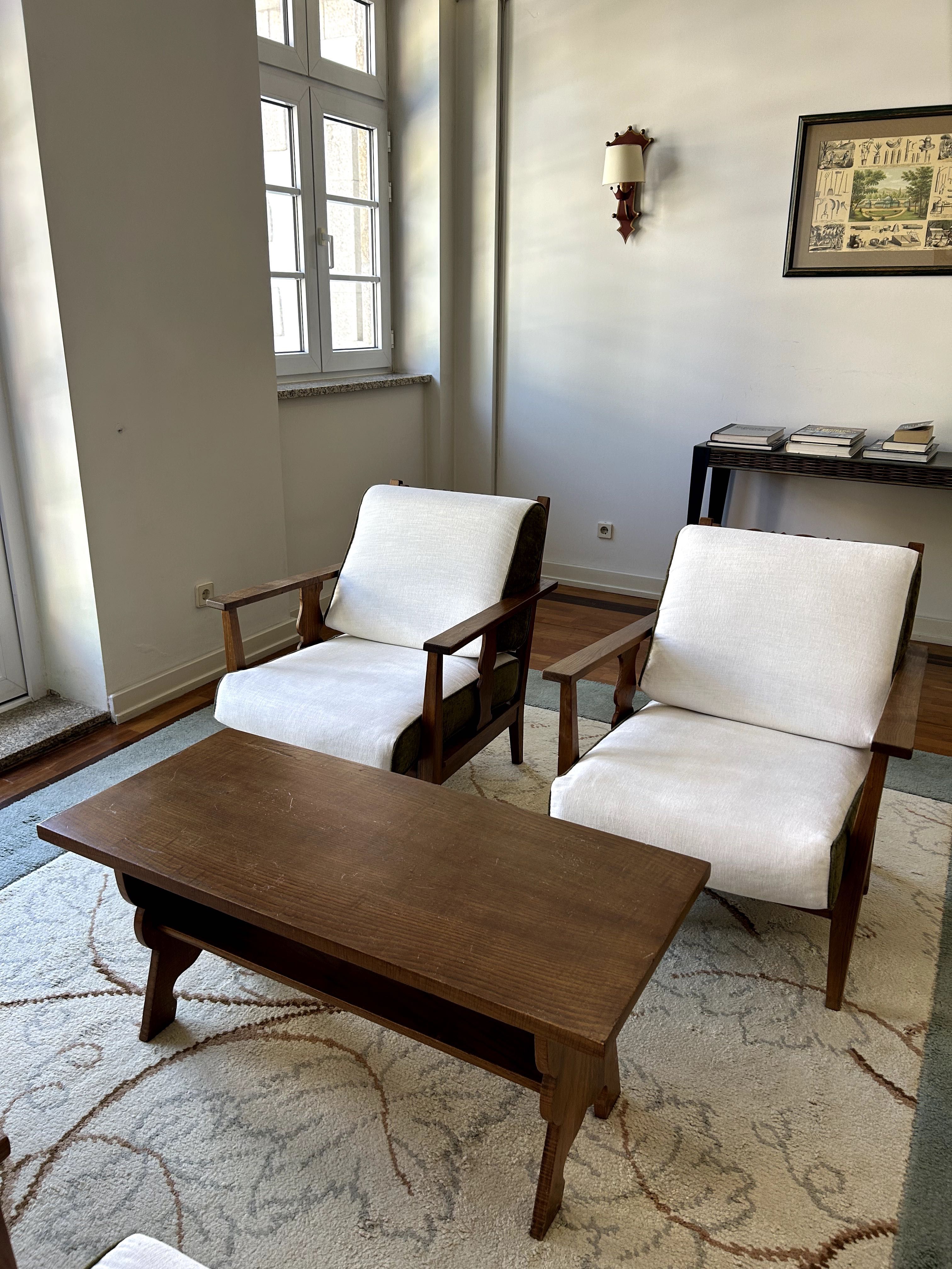Conjunto de cadeirões com mesa e carpete