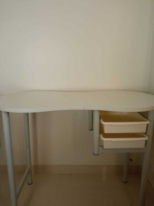 Mesa com gavetas (formato em amendoim)