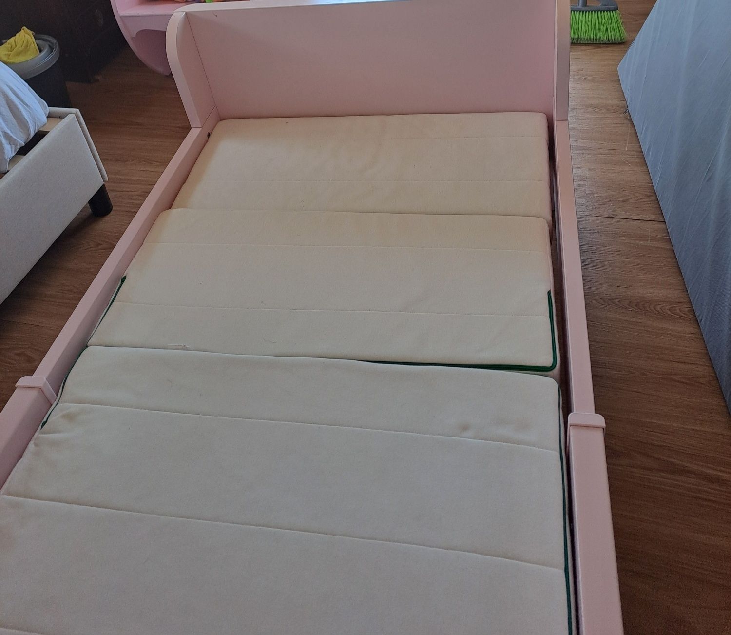 Cama rosa de criança Ikea ( Extensível)