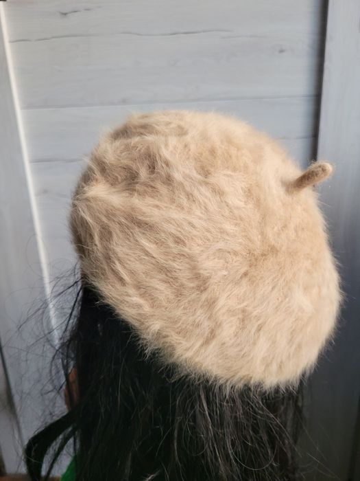 Śliczny beret włochaty beżowy