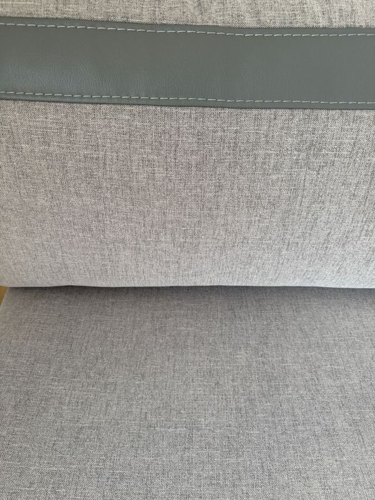 Rozkładana szara kanapa/sofa z poduszkami