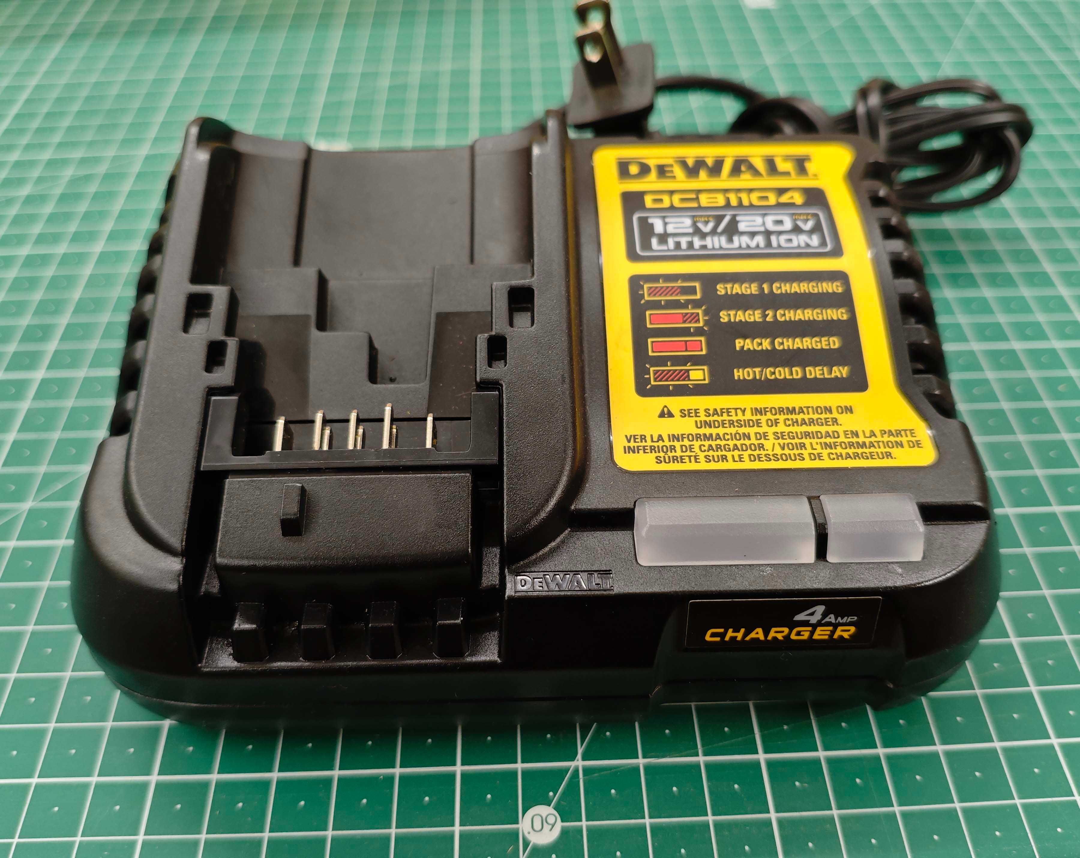 DeWALT DCB1104 12V/20V MAX зарядний пристрій на 120V ОРИГІНАЛ з США