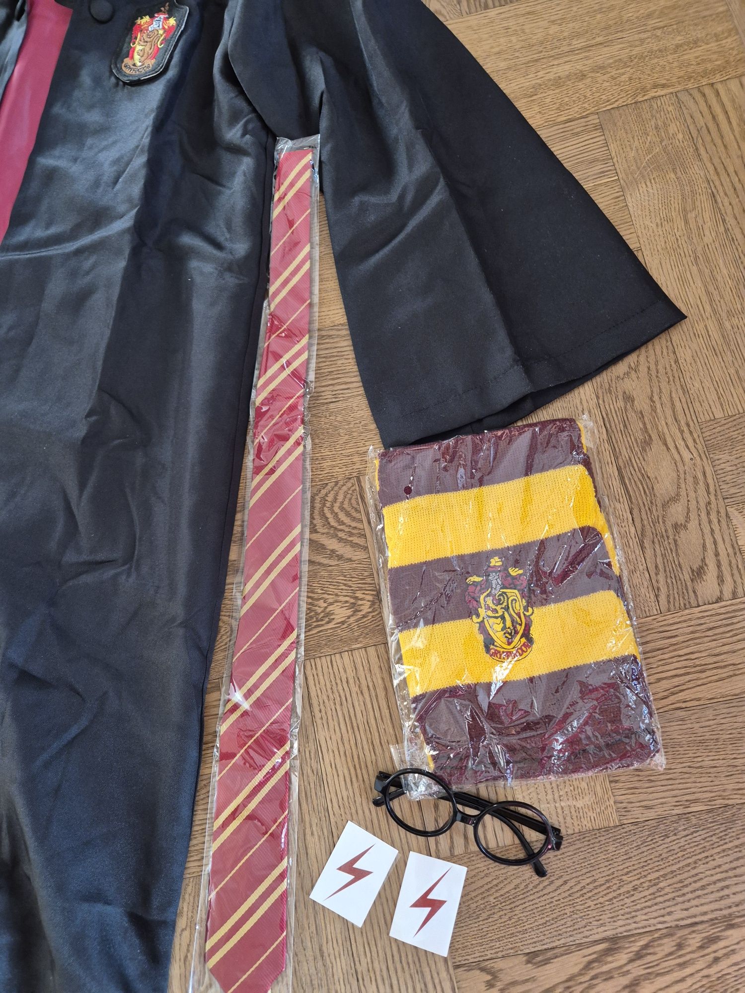 Peleryna Harry Potter rozm.L. Szaliki, krawat, okulary, tatuaże.