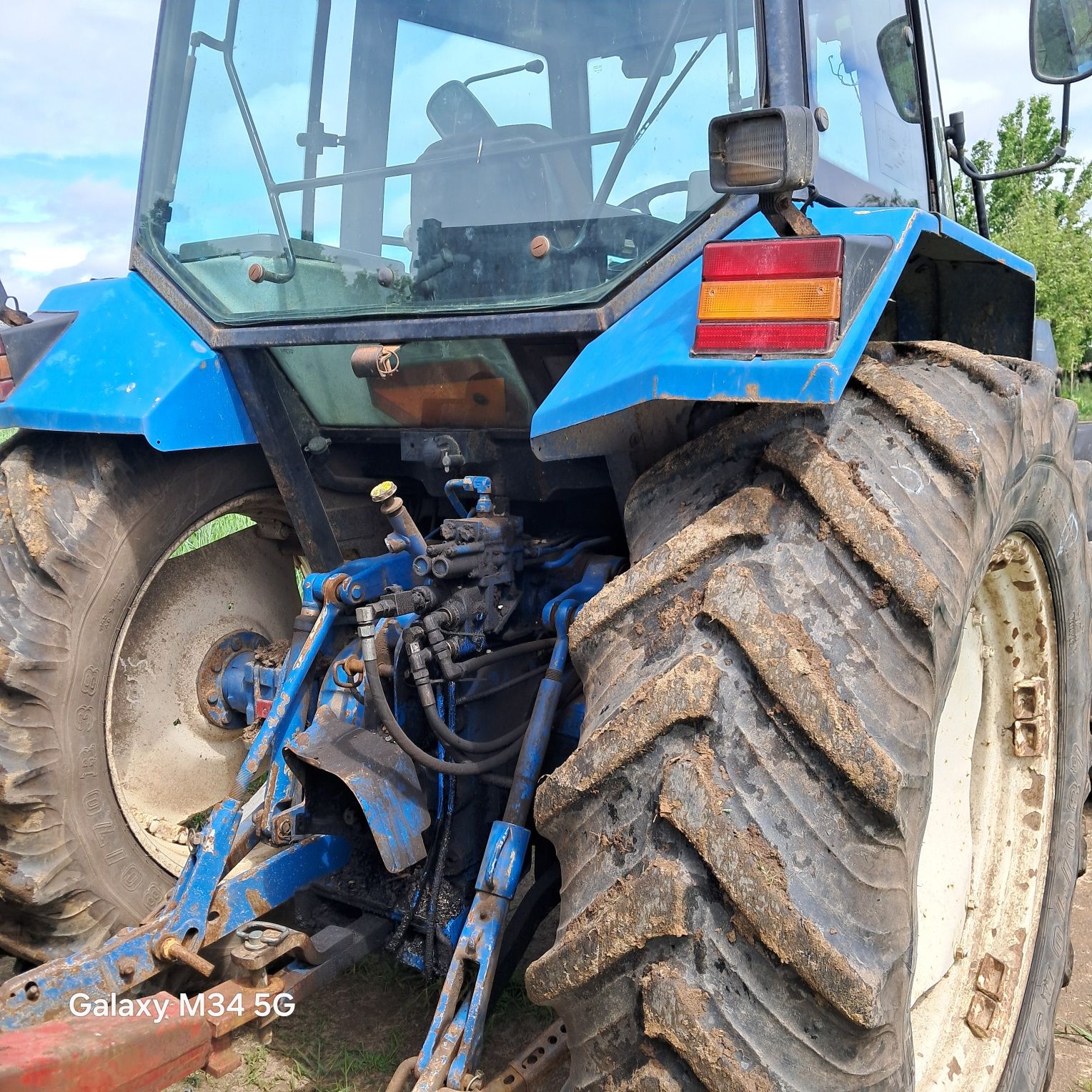 Ciągnik Ford / New Holland 7840 z ładowaczem czołowym